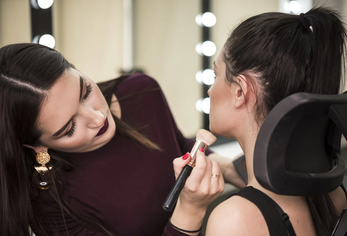 artist-applying-make-up-model (1)